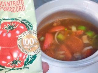牛肉炖西红柿「高压锅加砂锅省时版」,我尝了一下，番茄味不是特别浓，所以，要加番茄料，我首先加的番茄浓缩膏，大概5毫升。没有的话，可以不下。