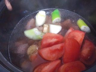 牛肉炖西红柿「高压锅加砂锅省时版」,下3分之2的西红柿，也就是下俩个。