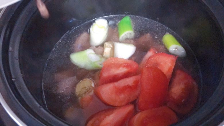 牛肉炖西红柿「高压锅加砂锅省时版」,下3分之2的西红柿，也就是下俩个。