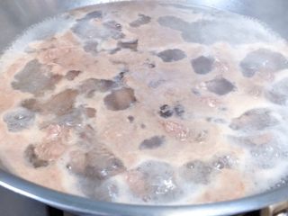 牛肉炖西红柿「高压锅加砂锅省时版」,锅里下水，水热之后。把牛肉下水焯一下，焯去脏血水，也焯去沫子。水沸腾就可以了。