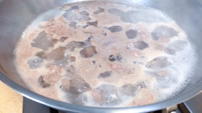牛肉炖西红柿「高压锅加砂锅省时版」,锅里下水，水热之后。把牛肉下水焯一下，焯去脏血水，也焯去沫子。水沸腾就可以了。