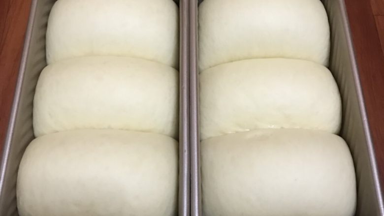 汤种北海道淡奶油吐司,送入发酵箱，温度控制在34度，湿度保持在80％左右，发酵九分满。