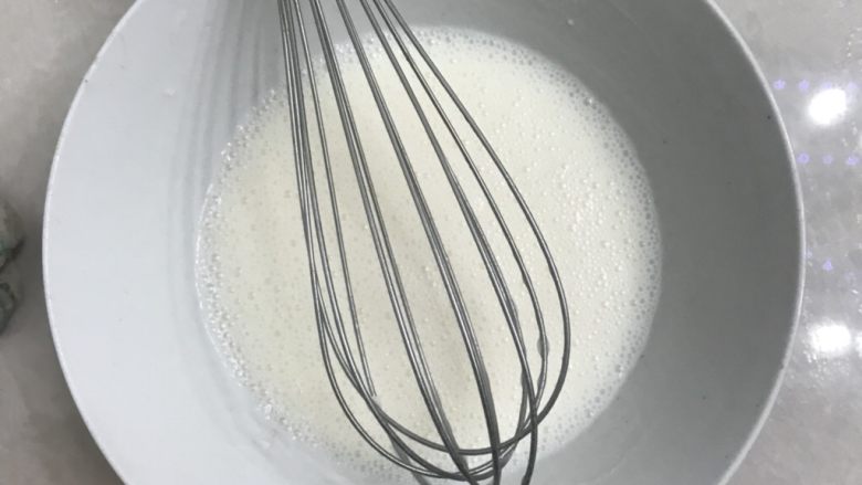 汤种北海道淡奶油吐司,用手动打蛋器搅拌均匀