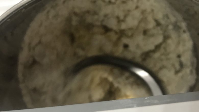 汤种北海道淡奶油吐司,把所有食材放入厨师桶里，黄油除外。