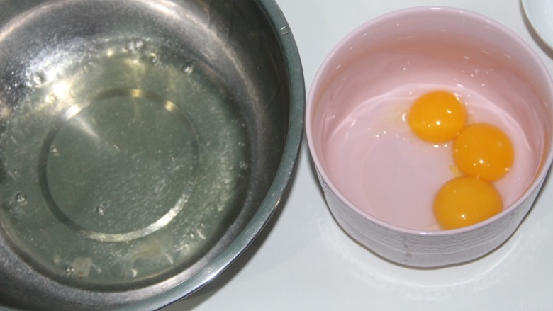原味戚风蛋糕(6寸),先准备3个<a style='color:red;display:inline-block;' href='/shicai/ 9'>鸡蛋</a>，然后把蛋白和蛋黄分开