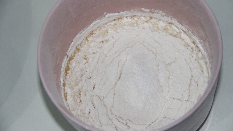 原味戚风蛋糕(6寸),低粉和淀粉过筛，倒入蛋黄液中