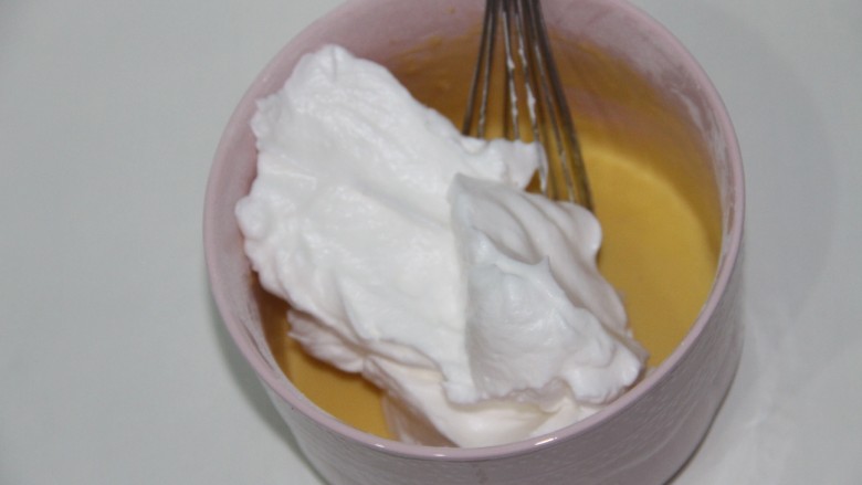 原味戚风蛋糕(6寸),取三分之一的蛋白倒入蛋黄液中，搅匀