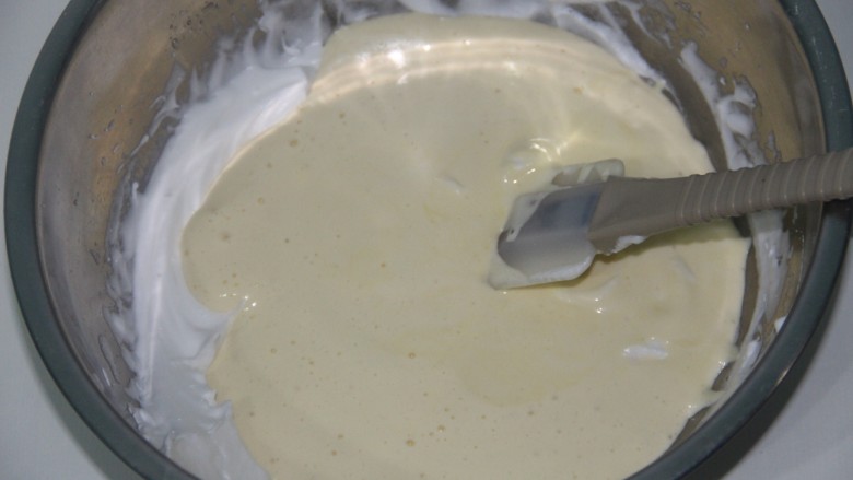 原味戚风蛋糕(6寸),最后把搅匀的液体，都倒入剩下的三分之一的蛋白中