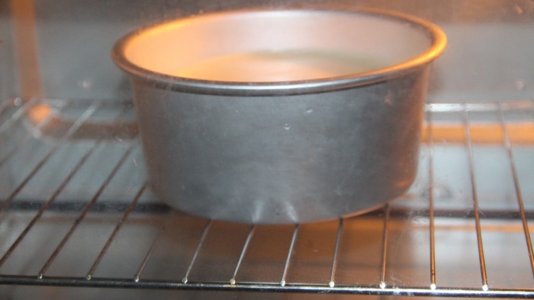 原味戚风蛋糕(6寸),烤箱预热150度，然后上下火150°烤1个小时