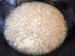 东北特色-酸菜油渣玉米团子（发面）,猪肥肉搅碎后放入锅中，用小火慢慢熬出油，油渣沥出油备用