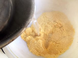 东北特色-酸菜油渣玉米团子（发面）,玉米面用开水烫一下，用筷子搅拌均匀，晾温