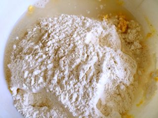 东北特色-酸菜油渣玉米团子（发面）,放入面粉、酵母、温水