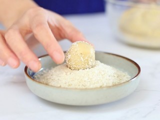 油炸香芋地瓜丸,取适量面团用手滚圆裹上一层面包糠