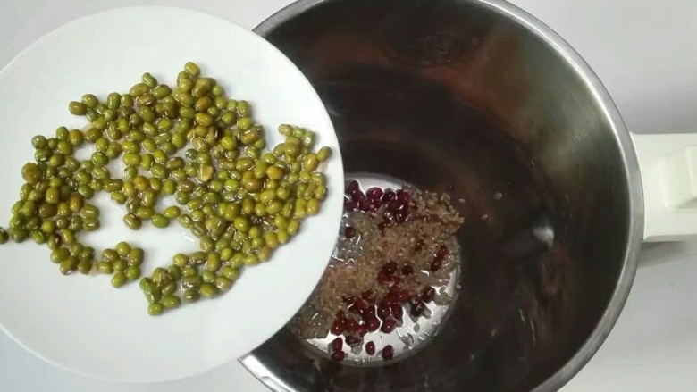 豆浆机美食~繁星点点*黑白芝麻红绿豆黑米糊,放沥干水的绿豆