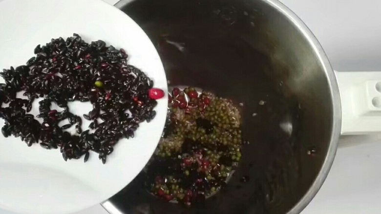 豆浆机美食~繁星点点*黑白芝麻红绿豆黑米糊,放沥干水的黑米