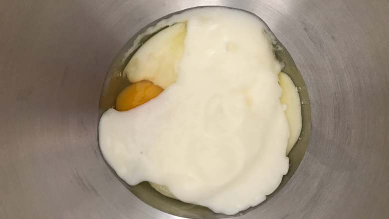 四股辫子酸奶面包（附编法）,鸡蛋和酸奶 盐先放入搅拌桶