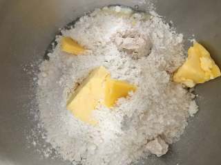 四股辫子酸奶面包（附编法）,最后加入软化的黄油