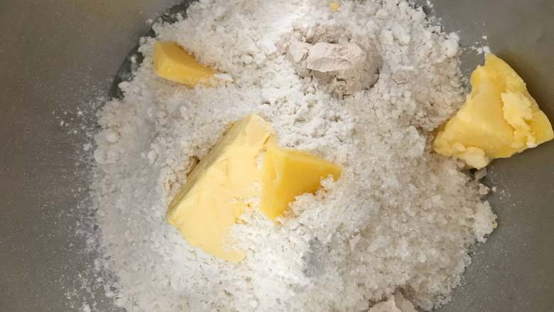 四股辫子酸奶面包（附编法）,最后加入软化的黄油