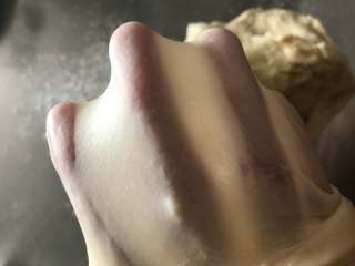 四股辫子酸奶面包（附编法）,必须揉出薄而有韧性的手套膜