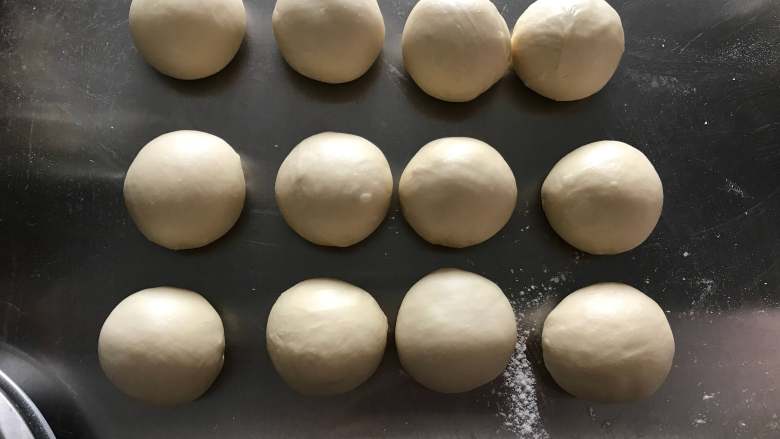 四股辫子酸奶面包（附编法）,这是一次发酵面包 之间平均分成12个面团 滚圆  盖上保鲜膜松弛15min  不要忽略这个步骤 否则擀不长