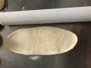 四股辫子酸奶面包（附编法）,取一个面团擀开成18cm左右牛舌状