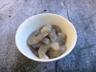 四季豆鲜虾意面,放入少许盐，1小勺料酒，1小勺淀粉，少许白胡椒粉把虾仁抓匀，腌制10分钟。