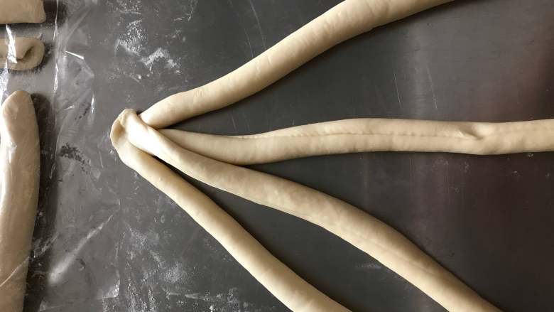 四股辫子酸奶面包（附编法）,从左往右依次顺序编号1，2，3，4，然后编4过2