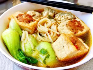 客家美味➕酿豆腐青菜煲,来一碗热乎乎的汤面，有菜有肉有豆腐，营养够全面