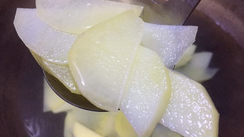 双豆孜香菜菠萝,铁锅烧水把洗好的土豆片稍煮至断生，即土豆片变透明就捞起沥水