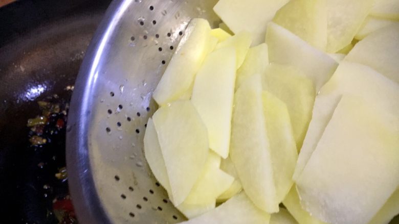 双豆孜香菜菠萝,倒入沥干水的土豆片