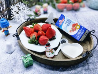 奶油草莓圣诞老人,准备食材。