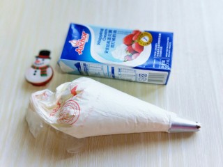 奶油草莓圣诞老人,将打发的淡奶油装入裱花袋中。如图。