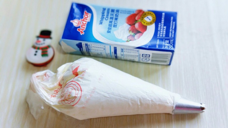 奶油草莓圣诞老人,将打发的淡奶油装入裱花袋中。如图。