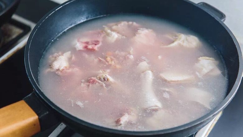 迎春聚宝盆,鸡肉与猪骨冷水下锅，煮沸待用，捞出用水冲洗干净