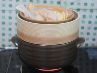 清蒸椒麻鸡——一锅两菜真方便,放入蒸锅内，淋入一勺料酒
