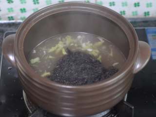 清蒸椒麻鸡——一锅两菜真方便,砂锅里放入半锅水，放入紫菜和白菜叶