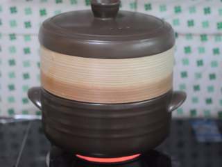 清蒸椒麻鸡——一锅两菜真方便,将蒸笼放在砂锅上面，大火烧开后蒸20分钟