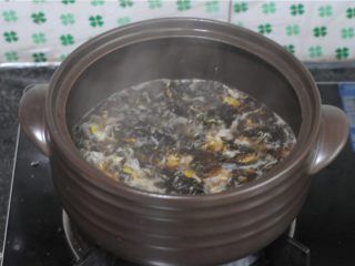 清蒸椒麻鸡——一锅两菜真方便,端开蒸笼，打入鸡蛋，用筷子快速划散
