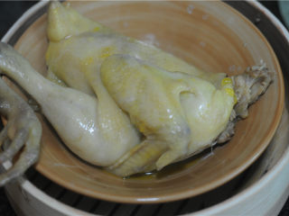 清蒸椒麻鸡——一锅两菜真方便,鸡端出来，放一旁稍微放凉即可切块装盘