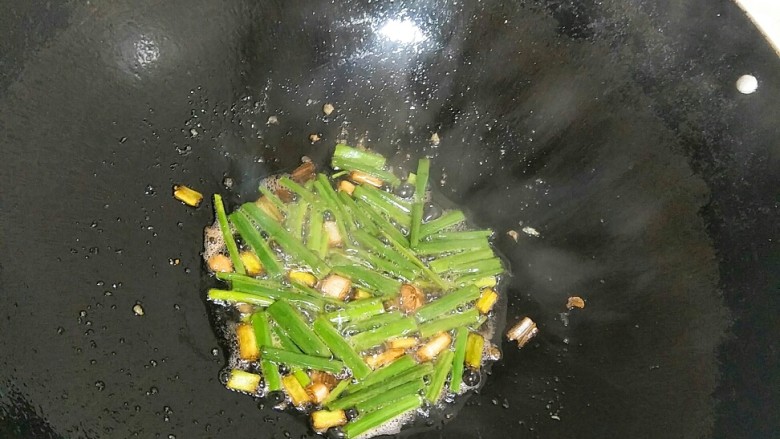 葱油拌面,加入葱白约2分钟后就可以加入葱叶。