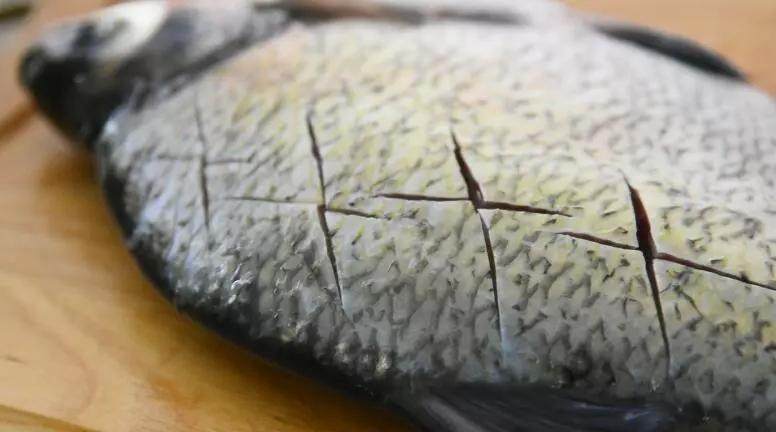长江鳊鱼这样做才好吃,农家做法简单又实用,原汁原味惹人爱,鳊鱼去内脏洗净后，在鱼背上打上十字花刀
