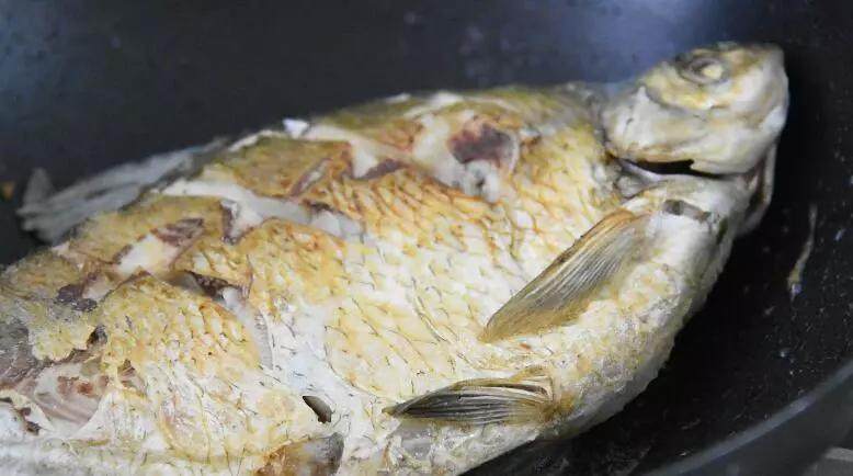 长江鳊鱼这样做才好吃,农家做法简单又实用,原汁原味惹人爱,煎至两面金黄取出备用
