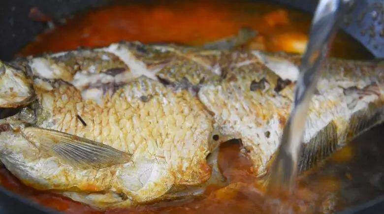长江鳊鱼这样做才好吃,农家做法简单又实用,原汁原味惹人爱,.撒入胡椒粉、老抽，大火烧开后转小火焖煮15分钟
