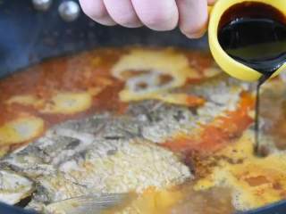 长江鳊鱼这样做才好吃,农家做法简单又实用,原汁原味惹人爱,开锅，撒入青椒片，白糖