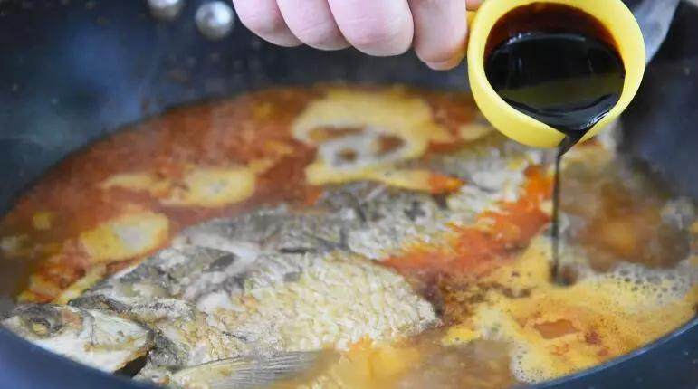 长江鳊鱼这样做才好吃,农家做法简单又实用,原汁原味惹人爱,开锅，撒入青椒片，白糖
