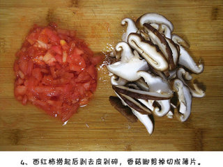 茄汁金针菇,西红柿去皮切碎，香菇切片