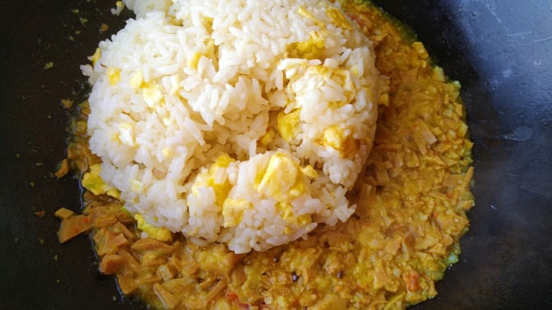 海鲜咖喱炒饭,咖喱融化后放入刚刚盛出的米饭