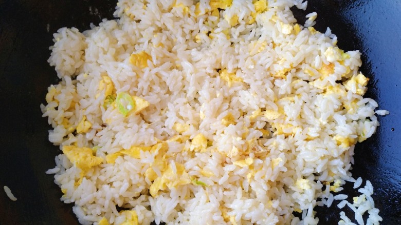 海鲜咖喱炒饭,米饭和鸡蛋翻炒均匀盛出备用