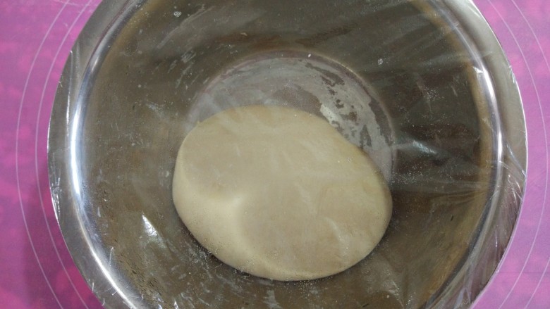 金灿灿—鸡蛋灌饼,称200g面粉。
倒入60g开水（100度的叫开水），迅速用筷子搅拌。
再加入70g冷水，继续用筷子搅拌。
揉成面团，用力揉至面团光滑有弹性。