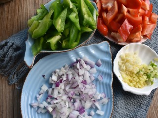 鱼香肝尖,准备些配菜。切洋葱碎、葱姜蒜末、青红椒切小块，备用